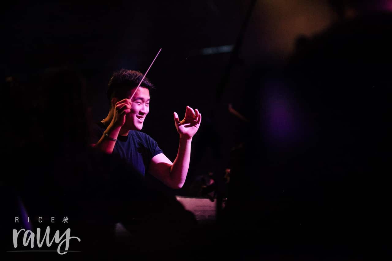 澳洲出生的港二代(俗稱ABC)說話一定是「中英兼雜」？溤文俊（Andy）就打破了這些迷思，因他不但樂意身兼多職做「斜棟青年」、而疫情期間，他更加入政府的團隊，善用其流利的廣東話向有需要市民講解防疫的情況。