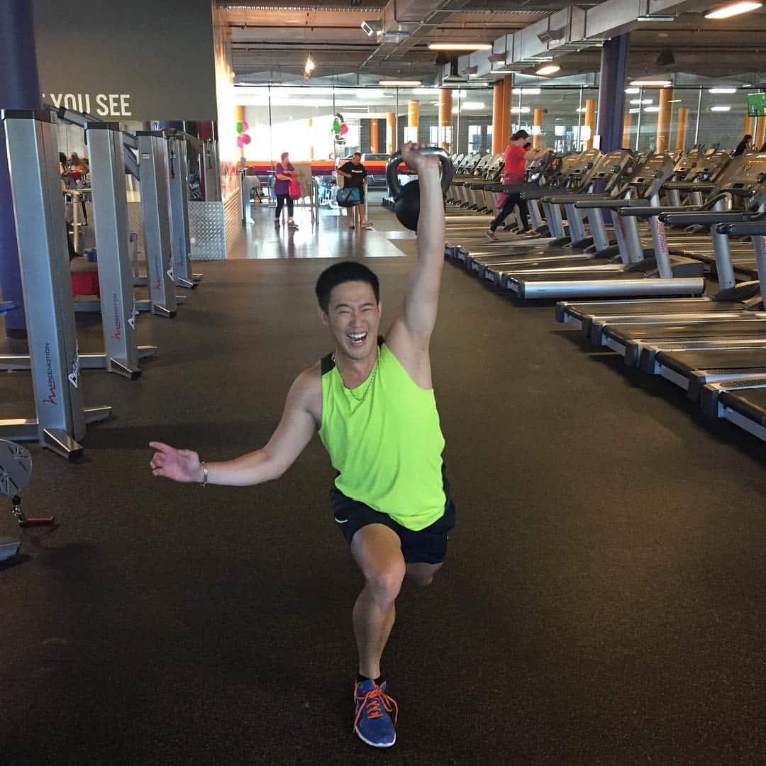  澳洲出生的港二代(俗稱ABC)說話一定是「中英兼雜」？溤文俊（Andy）就打破了這些迷思，因他不但樂意身兼多職做「斜棟青年」、而疫情期間，他更加入政府的團隊，善用其流利的廣東話向有需要市民講解防疫的情況。