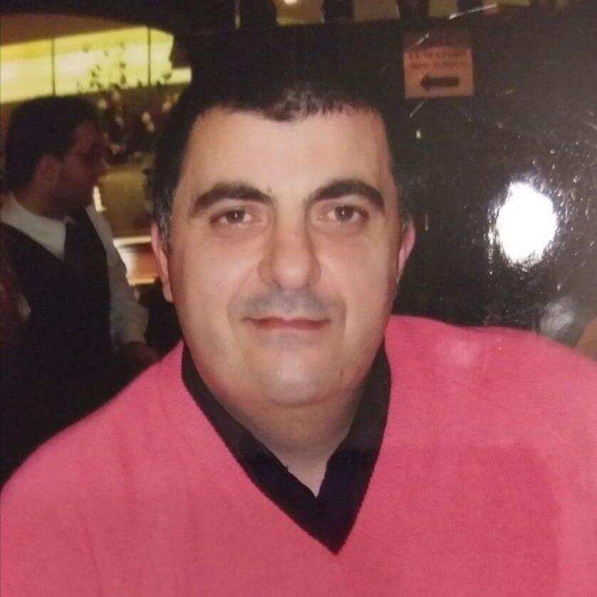 Lo scrittore vive in Emilia ma è nato a Palermo nel 1974.