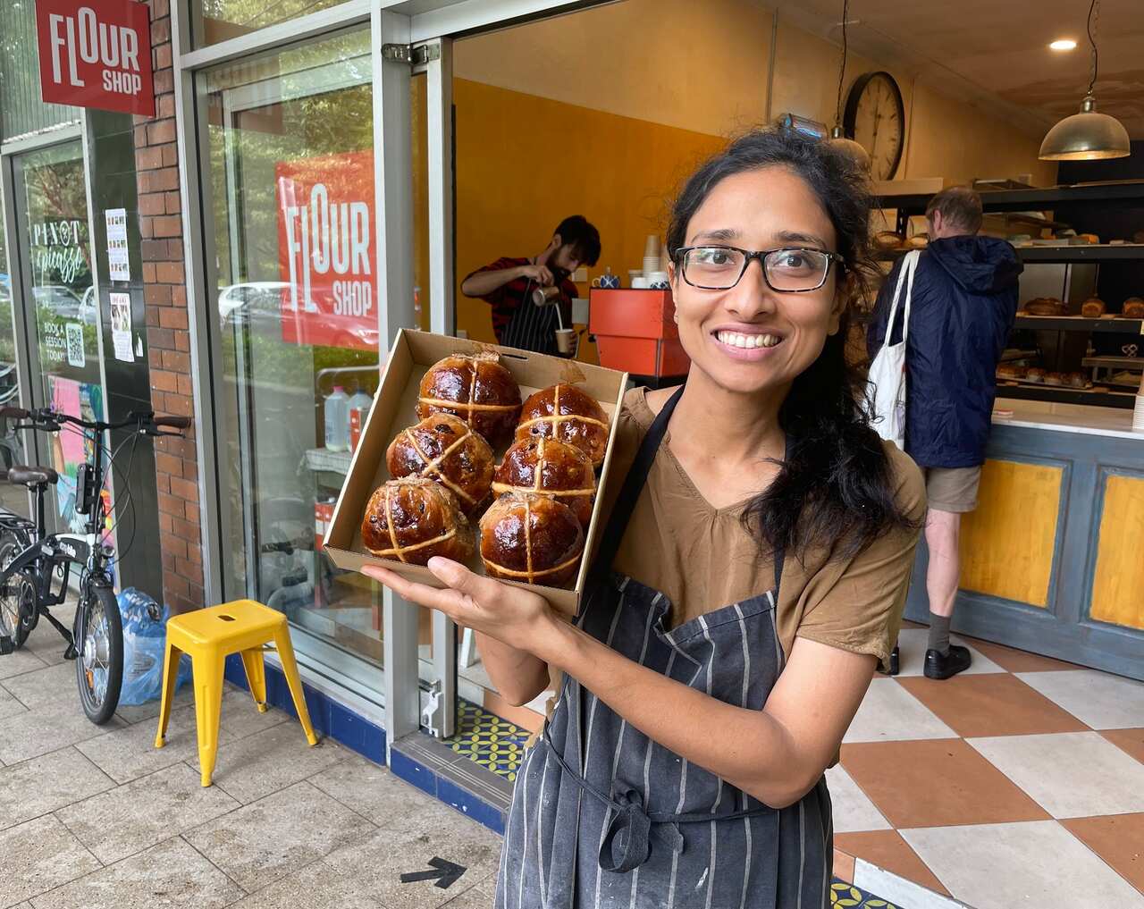 คุณอนุ ฮาราน กับขนมปัง ฮอต ครอส บัน (hot cross bun หรือขนมปังแห่งเทศกาลอีสเตอร์) ของเธอ