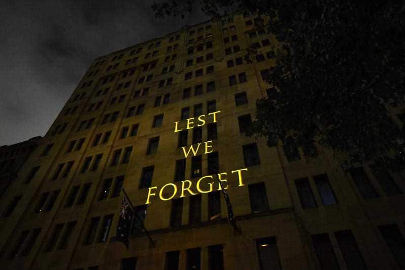 คำพูดที่ว่า เราอย่าลืมเลือน (Lest we forget) ถูกฉายลงบนอาคารแห่งหนึ่ง ระหว่างพิธียามย่ำรุ่งวันแอนแซค ที่มาร์ตินเพลซ ในนครซิดนีย์