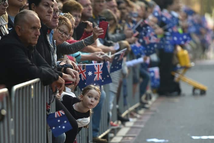 A child leans out for a better view of the ANZAC parade to mark the centenary of the Gallipoli landings in Sydney on April 25, 2016 (AFP) 