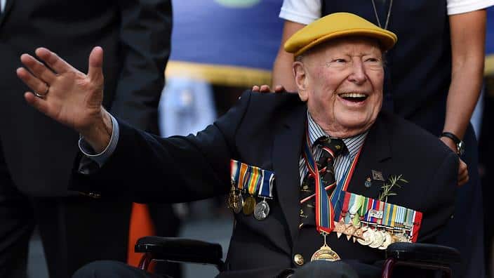 Ex-servicemen and women take part in the Anzac Day march in Sydney, Monday, April 25, 2016. This year marks the 100th anniversary of the first Anzac Day service. (AAP Image/Dan Himbrechts) NO ARCHIVING