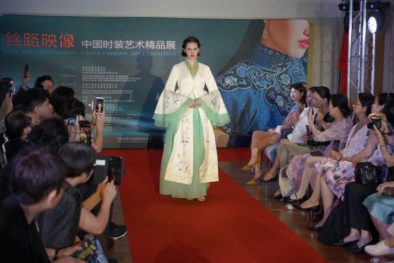 澳洲模特展示丝绸华服。