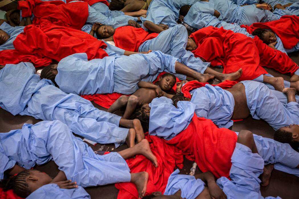 Un bambino maliano al centro di un gruppo di migranti africani salvati dalla guardiacostiera spagnola nello stretto di Gibilterra