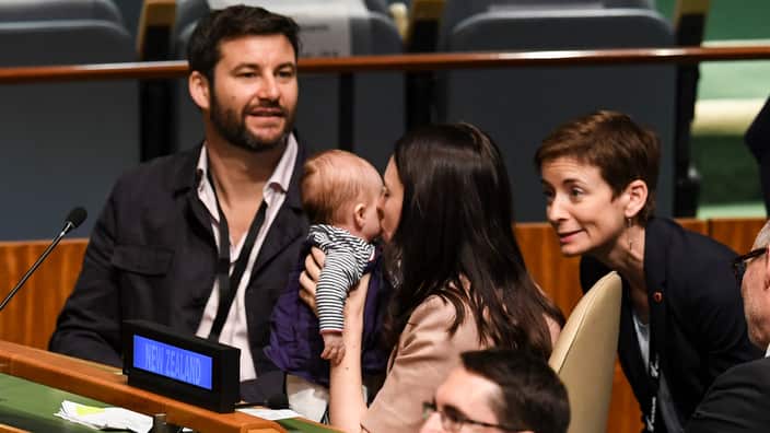 جاسیندا آردرن نخست وزیر نیوزیلند در سالن مجمع عمومی سازمان ملل متحد به همراه نوزاد و همسرش