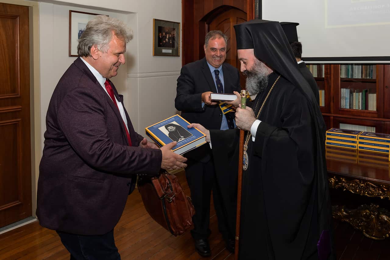 Ο Καθηγητής κ. Βρασίδας Καραλής (αριστερά) με τον Αρχιεπίσκοπο κ. Μακάριο