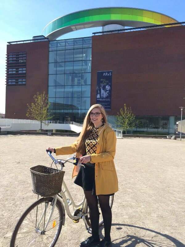 Traditonell dänisch, mit dem Fahrrad unterwegs. SBS Reporterin Victoria Knauf vor dem Aros, dem Museum der Stadt.