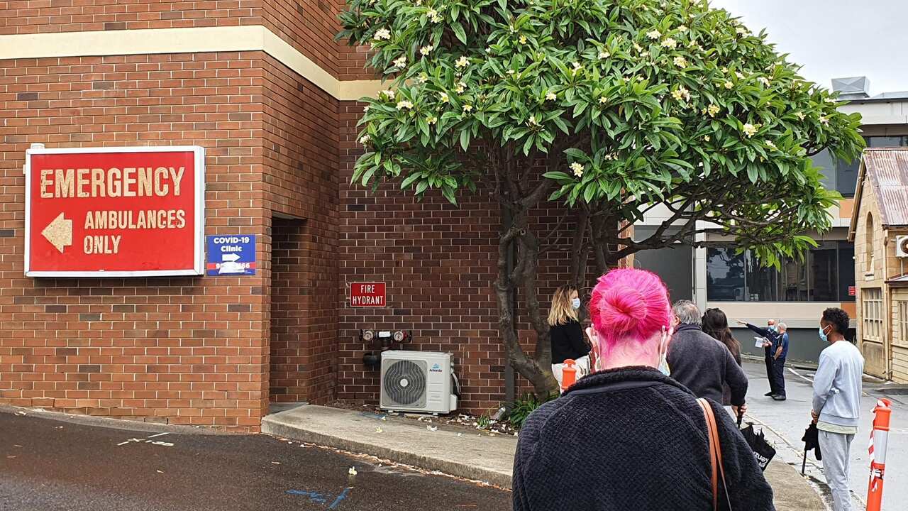 quequeing for PCR in Ryde Hosiptal Sydney DEC 29， 2021.