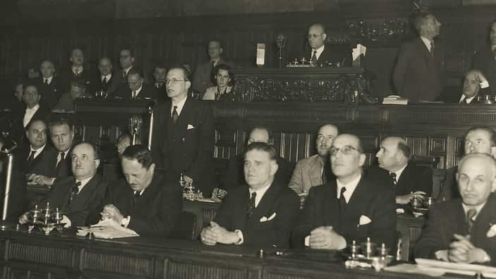 Approvazione della Costituzione Italiana, in primo piano Alcide De Gasperi, sullo sfondo Teresa Mattei