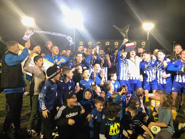 Παίκτες και φίλοι της "Αθηνάς" πανηγυρίζουν την κατάκτηση τίτλου