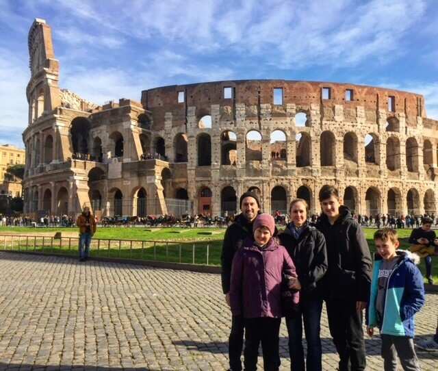 Emanuele Attanasio in vacanza a Roma con la sua famiglia