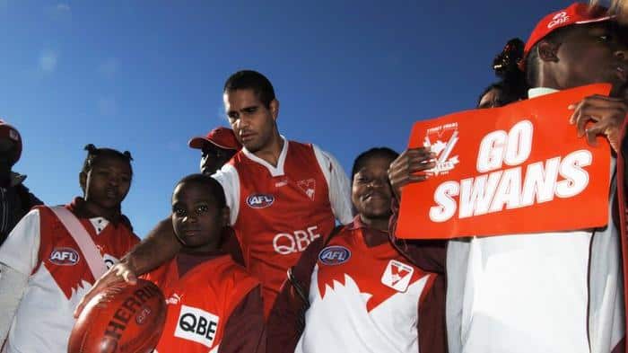 Sydney Swans player Michael O'Loughlin (back row centre) meets with Sudanese and Somali immigrants 