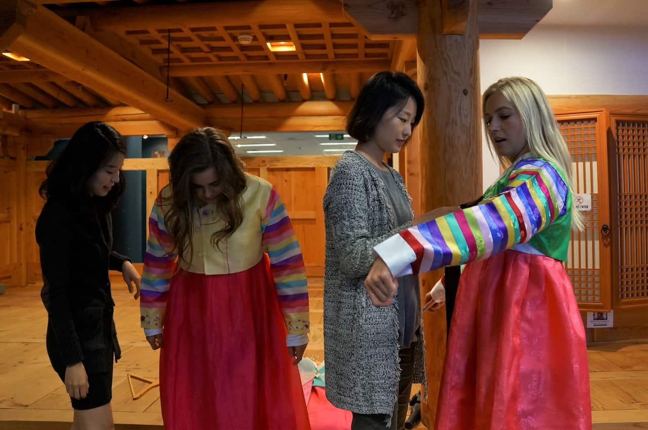 Australian athletes experience Korean culture before 2018 Winter Olympics in Korea         