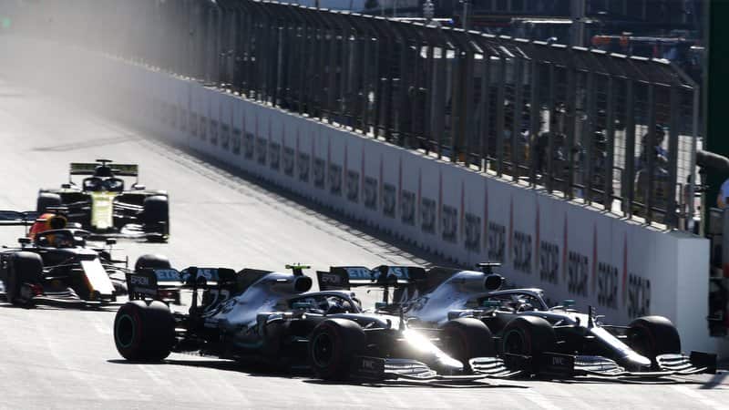 Lewis Hamilton (innen) zeigte sich in Aserbaidschan als Teamplayer und "überließ" Valtteri Bottas (außen) nach dem Start die erste Kurve.