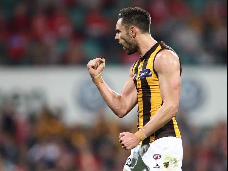 Jack Gunston marcou três golos pelos Hawks, no seu jogo número 200