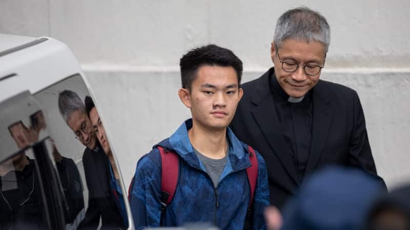 陈同佳在牧师管浩鸣陪同下走出监狱。