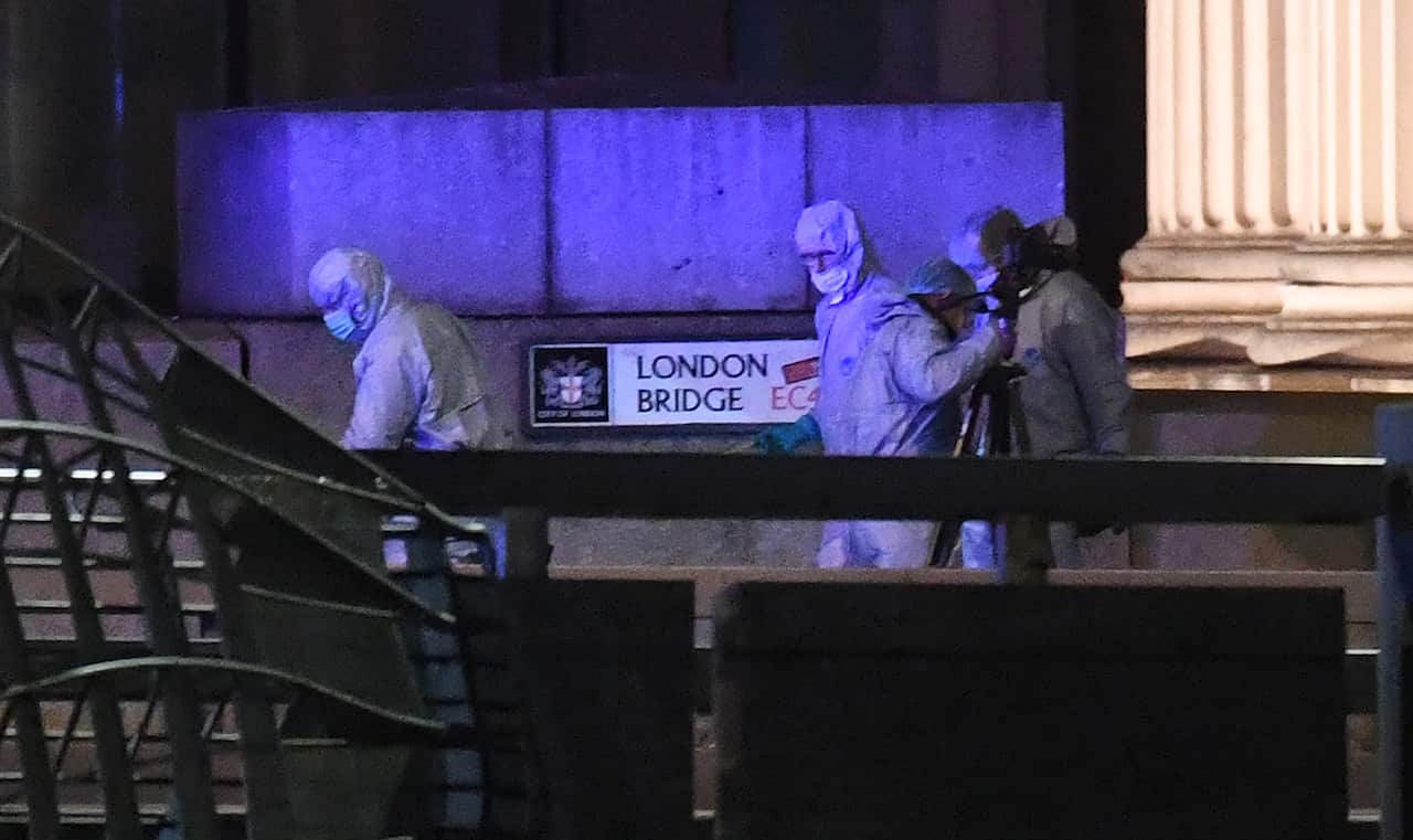 警方对伦敦桥袭击事件现场进行勘察。