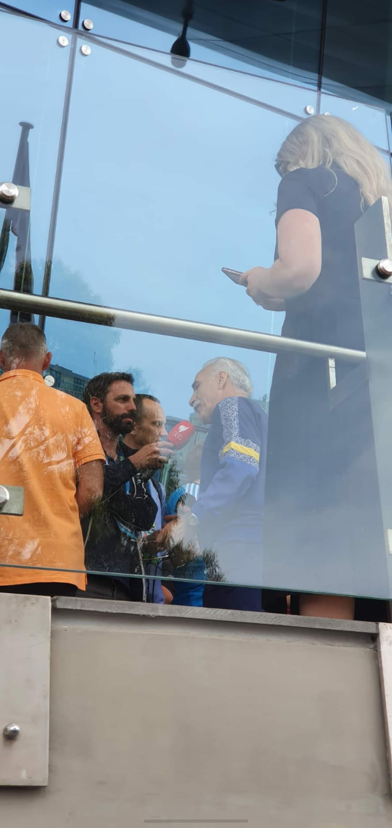 منصور بهرامی در حال گفتگو با داریو کاستالدو