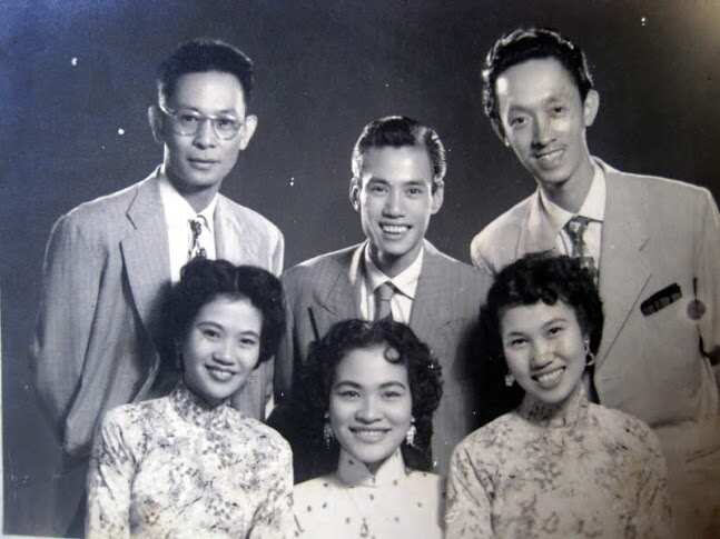 Đại gia đình Thăng Long: (hàng trên, từ trái) Phạm Duy, Phạm Đình Chương, Hoài Trung, (hàng dưới) Thái Hằng, Khánh Ngọc, Thái Thanh