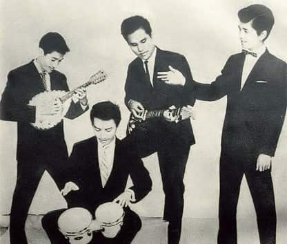 Ban nhạc Khánh Băng (giữa)