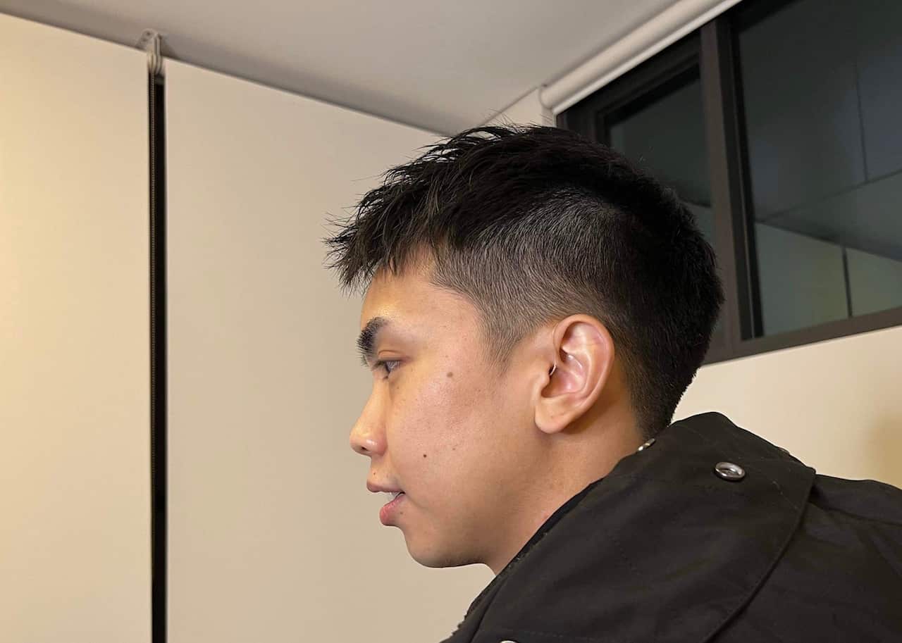 คุณเบสที่ใส่เครื่องช่วยฟัง ซึ่งมีขนาดเล็กมากจนทำให้แทบสังเกตไม่เห็น