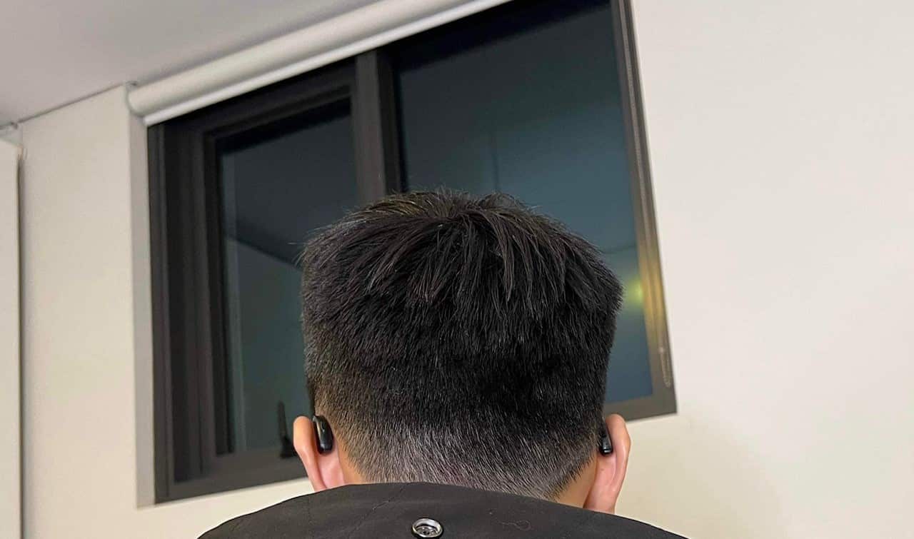 เครื่องช่วยฟังที่มองจากด้านหลังคล้ายขาแว่นตา