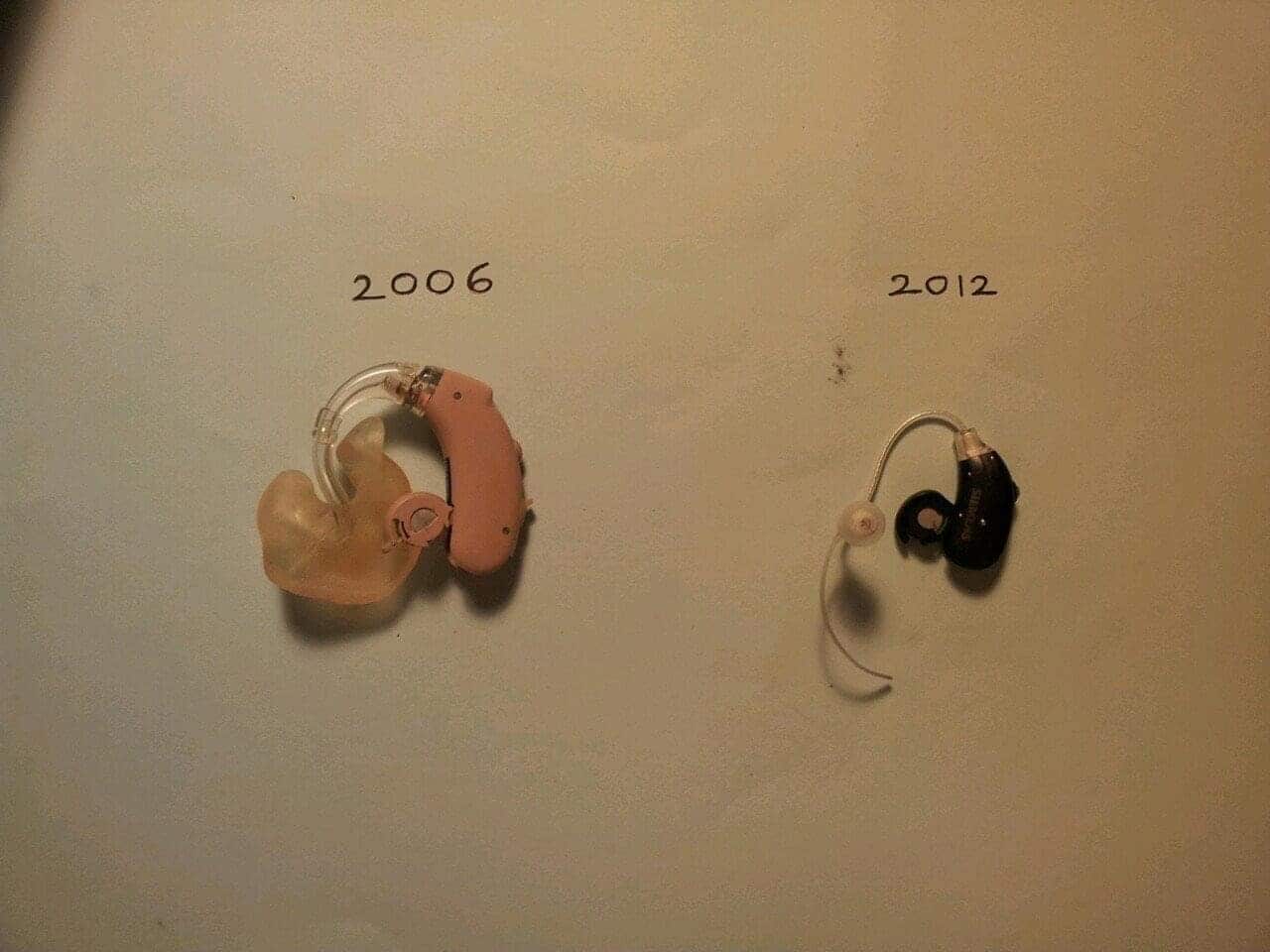 เครื่องช่วยฟังที่คุณเบสได้รับฟรีจากภาครัฐของออสเตรเลีย จากสมัยก่อนที่มีขนาดใหญ่และมามีขนาดเล็กลงเรื่อยๆ