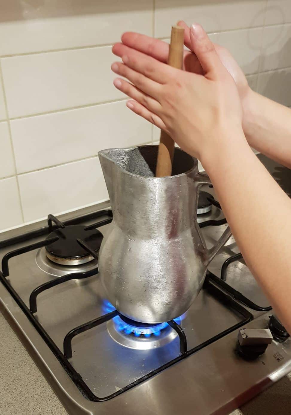 rotate the batirol by rubbing the palms together