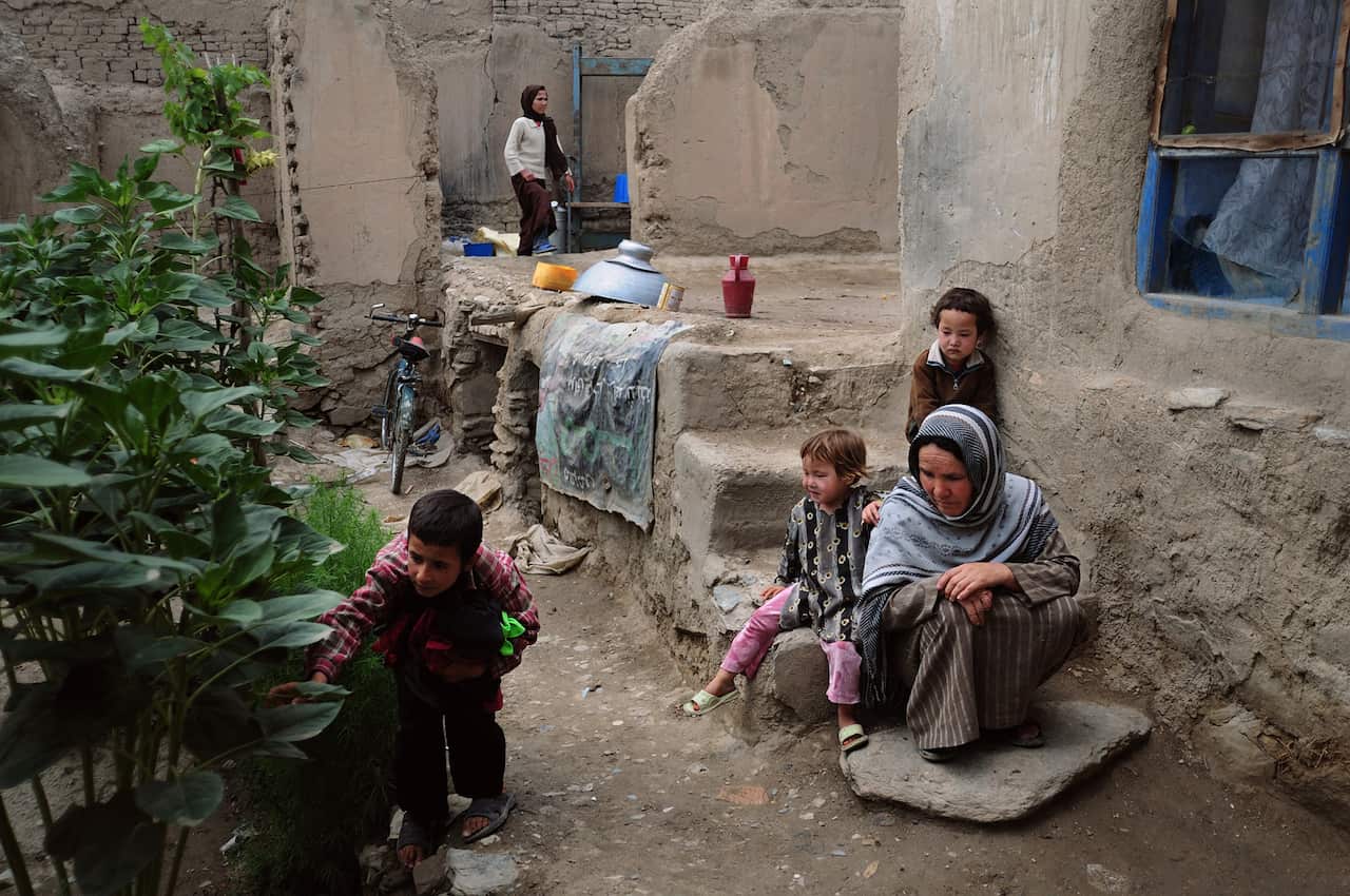 خانوادهای از بازماندگان قتل عام افشار، کابل، افغانستان.