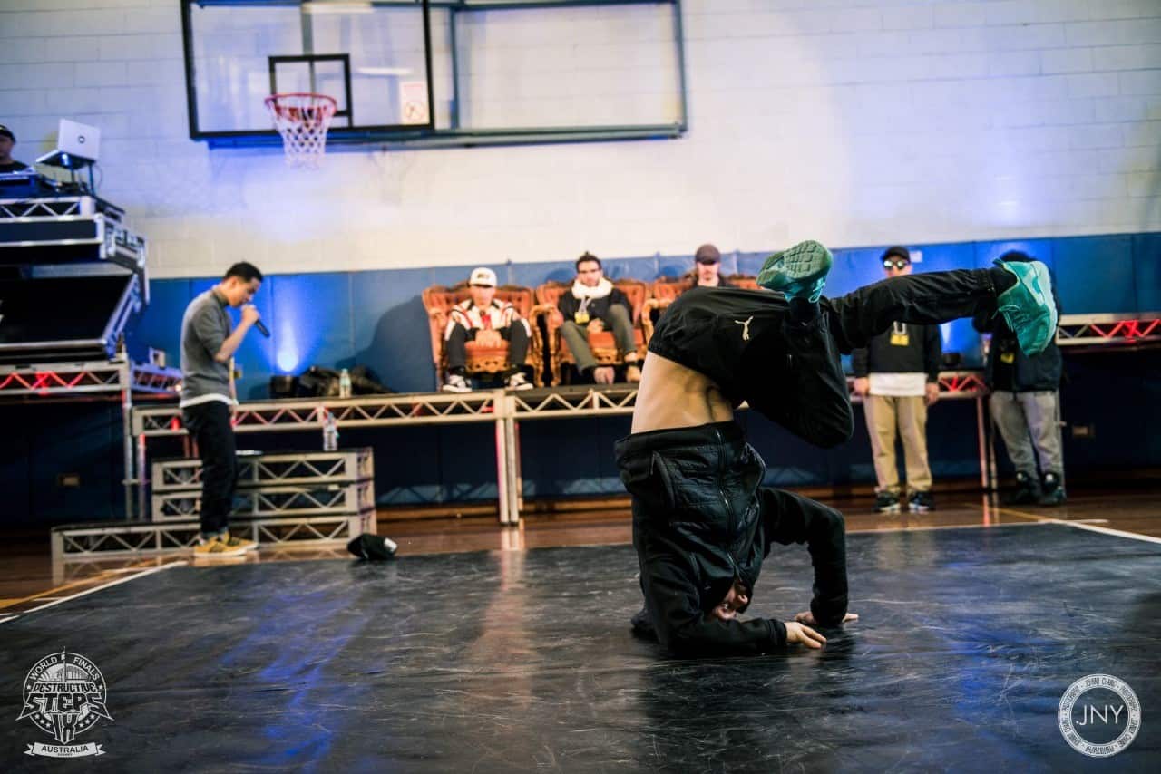 Julián Ojeda, alias B-boy Yu, en una competencia de breaking