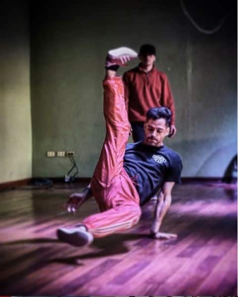 Julián Ojeda, alias B-boy Yu, practicando breaking.
