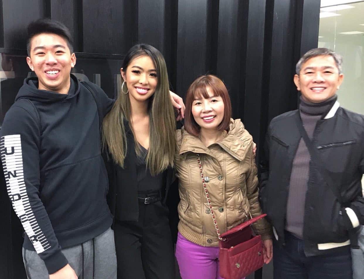 Kara Tran cùng gia đình của cô