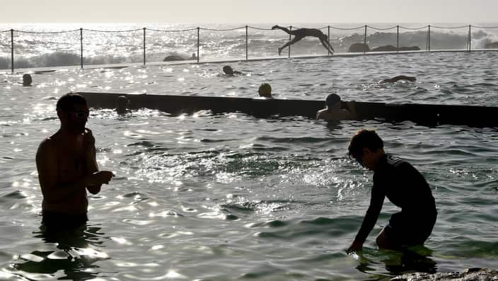 Beachgoers cool off at Bronte Beach in Sydney, Wednesday, January 16, 2019. Parts of NSW were already nudging 40C before 9am, as heatwave conditions sweep across the state. (AAP Image/Joel Carrett) NO ARCHIVING