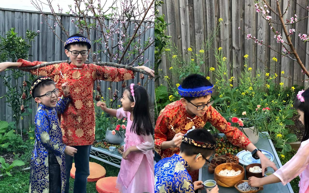 Chị Mai Lan hướng các con đến với những thú vui trang nhã như vừa uống trà, ăn mứt, thưởng thức hoa đào.