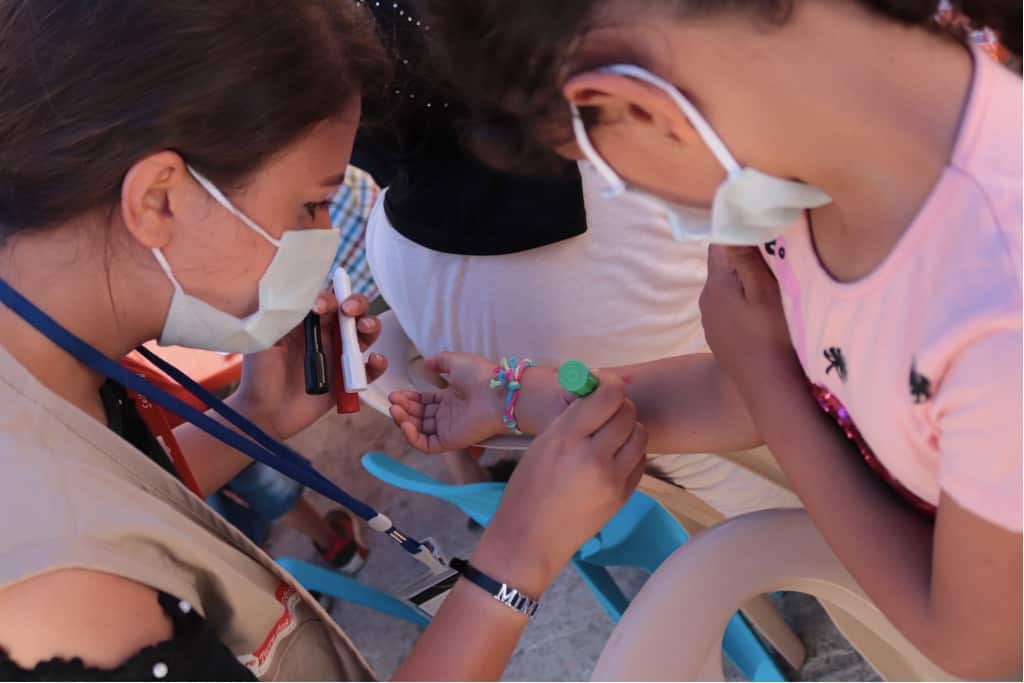 Terre des Hommes offre attività psicosociali ai bambini dei quartieri più colpiti per aiutarli a superare il trauma