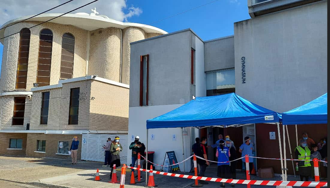 Κόσμος έξω από την αίθουσα εκδηλώσεων του Κολλεγίου των Αγίων Πάντων