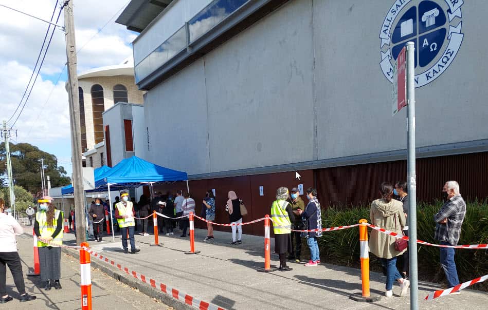 Στιγμιότυπο έξω από την αίθουσα εκδηλώσεων του Κολλεγίου των Αγίων Πάντων