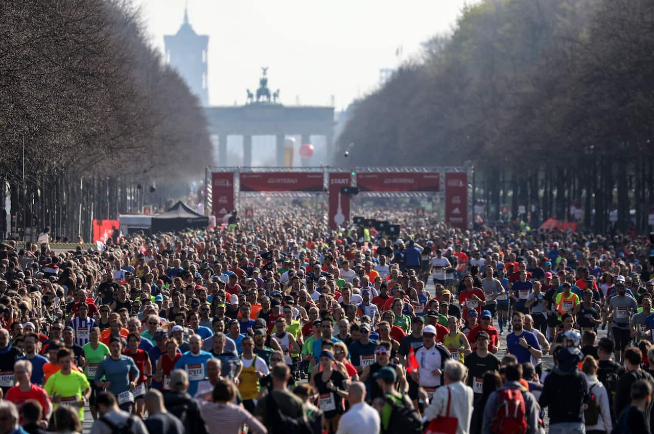 epaselect epa07490028 Runners participate in the Berlin Generali half-marathon through the center of the capital, Berlin, Germany, 07 April 2019. Over 35,000 people took part in the event. EPA/FELIPE TRUEBA