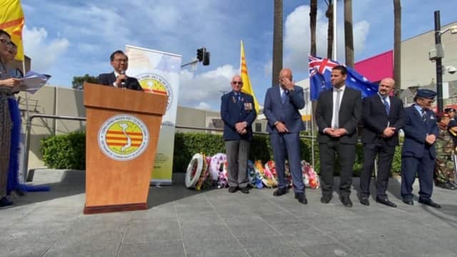 Chủ tịch TCDNVTD NSW Paul Huy Nguyễn phát biểu trong Lễ Khánh thành Bia Tưởng niệm 5 Vị Tướng VNCH tại Banktown City Plaza