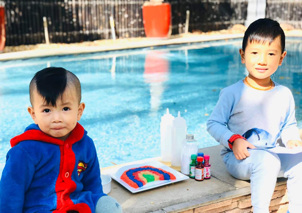 Subi và Subo trong khoảng thời gian học tại nhà cùng mẹ.