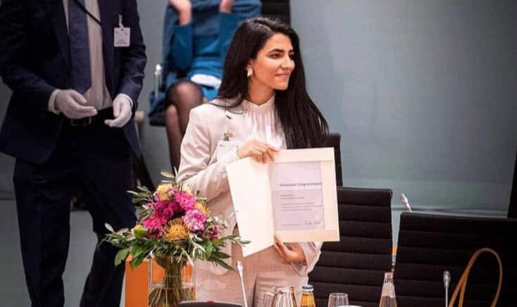 Bjeen el-Hassan receiving her Nation Integration award