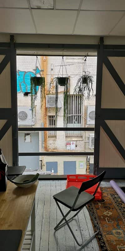 Ein Blick aus der ersten Etage der Conny Dietzschold Galerie am Tag vor dem Umzug.