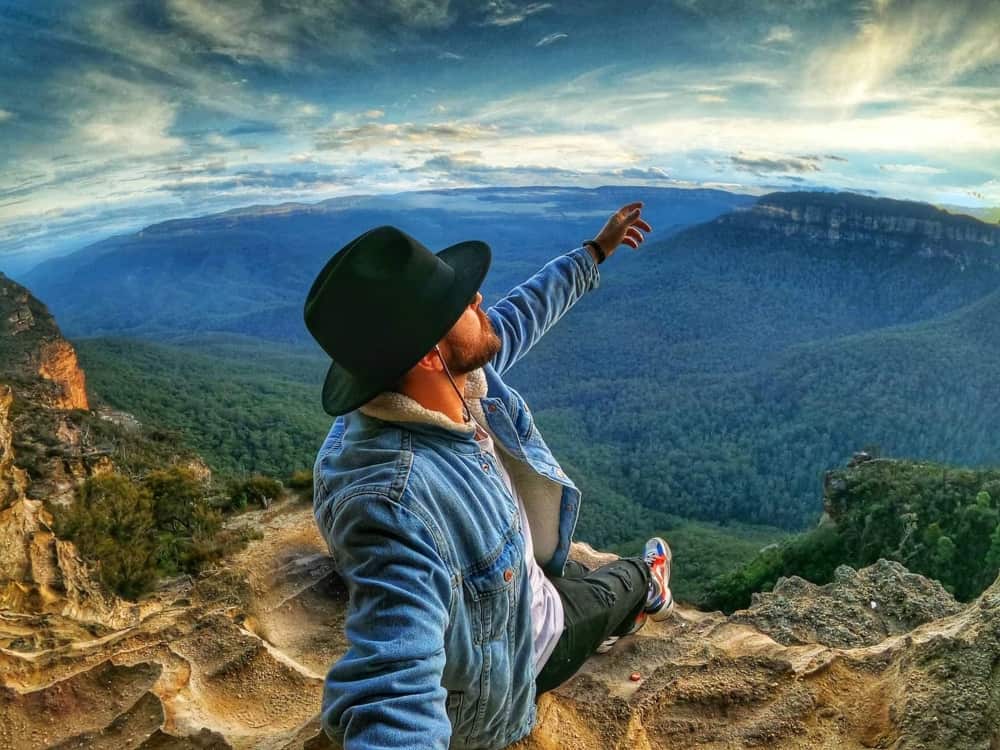 Il colore blu delle montagne è dovuto a una reazione chimica delle particelle rilasciate dalle distese di eucalipto con determinate condizioni atmosferiche.