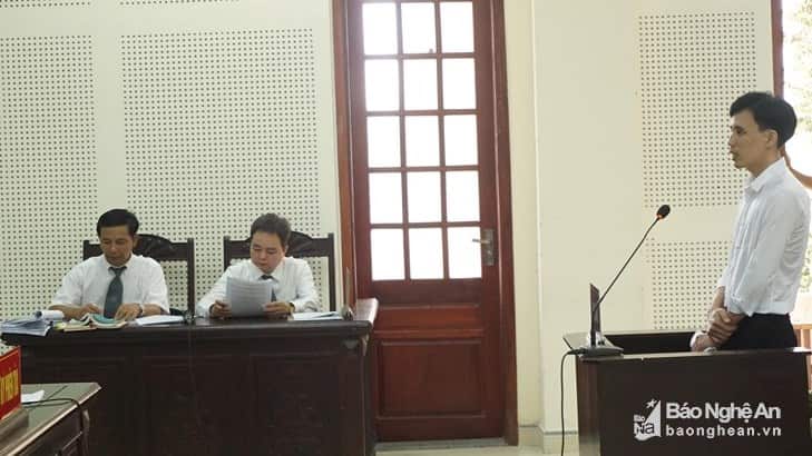 Ls Nguyễn Khả Thành (ngoài cùng bên trái) và Ls Hà Huy Sơn trong phiên phúc thẩm Hoàng Bình