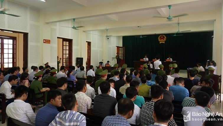 Phiên toà đầy người nhưng không có một người thân nào của Hoang Đức Bình. 