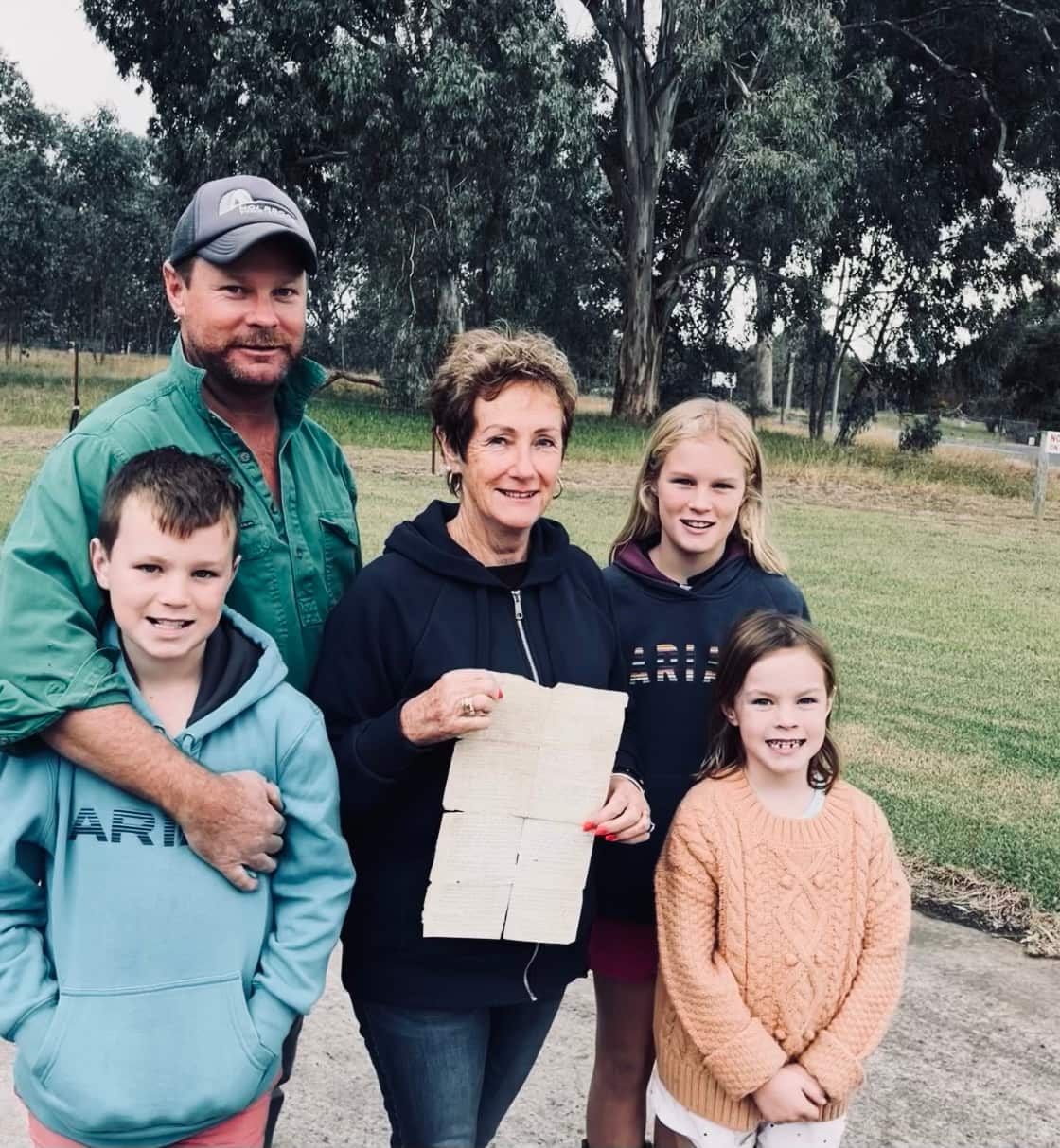 Binbaşı Ali Faik'in günlüğünün özetine sahip Fiona Boers dedesinden kalan kağıdı tutuyor. Fiona Boers oğlu Trent ve torunları Jimmy, Mia ve Lucy ile.