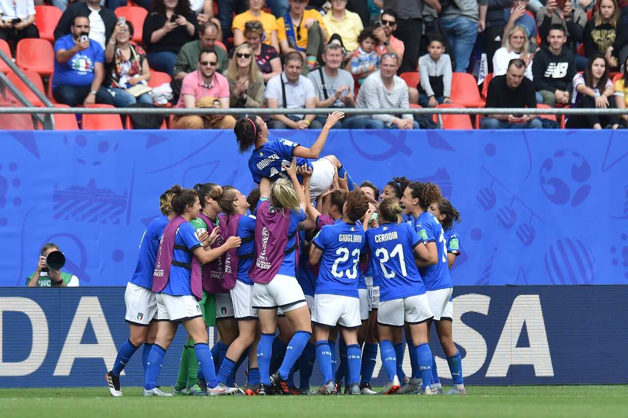 L'esultanza delle ragazze di Milena Bertolini dopo la vittoria per 2-1 sulle Matildas