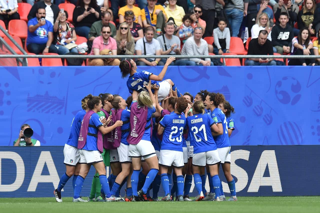 Barbara Bonansea portata in trionfo dopo la doppietta che ha deciso la sfida contro le Matildas