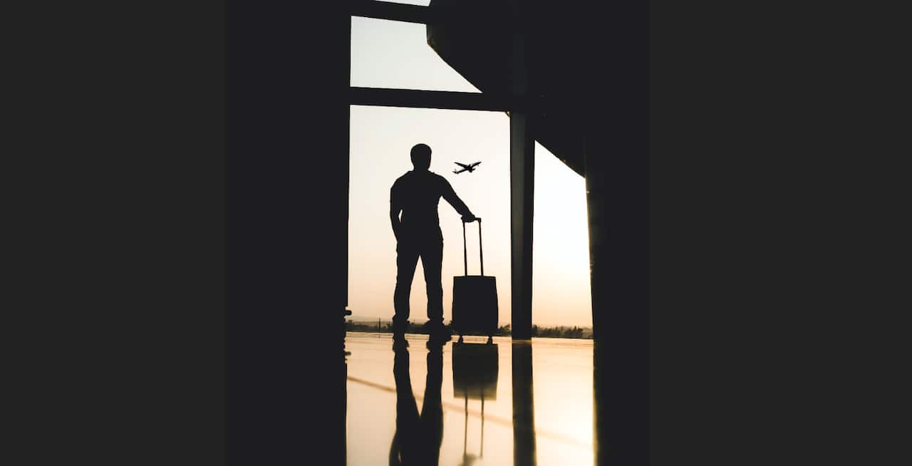 นักท่องเที่ยวยืนมองเครื่องบินที่สนามบินt